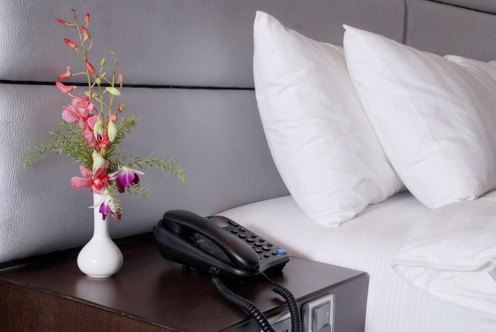 เซาเทิร์น พลาซา Hotel โกลกาตา ภายนอก รูปภาพ