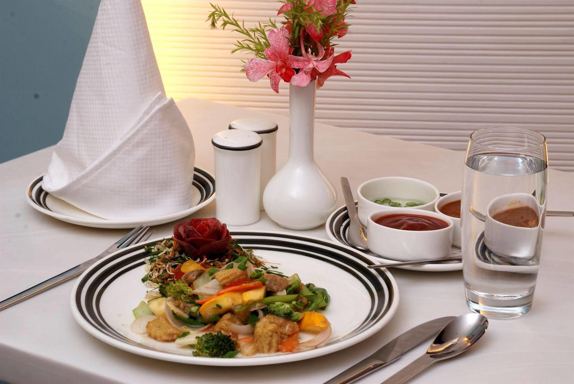 เซาเทิร์น พลาซา Hotel โกลกาตา ภายนอก รูปภาพ