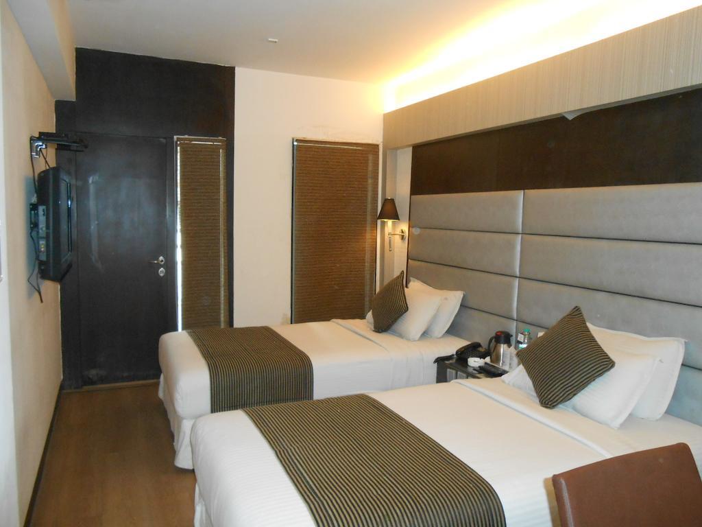 เซาเทิร์น พลาซา Hotel โกลกาตา ภายนอก รูปภาพ