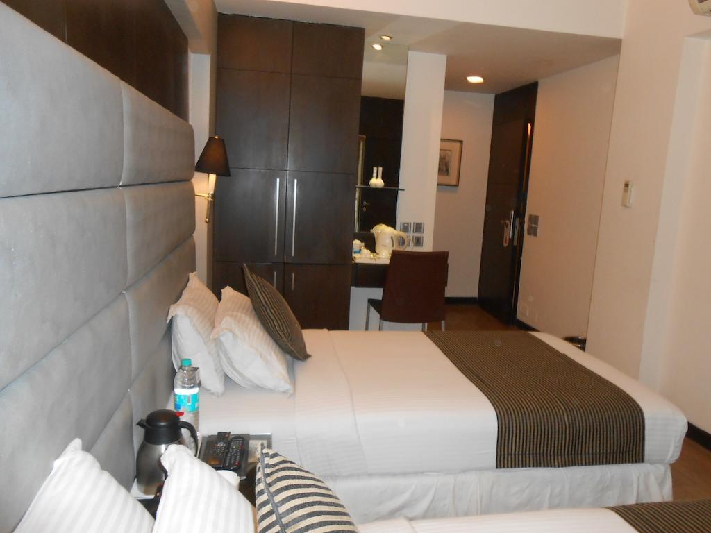 เซาเทิร์น พลาซา Hotel โกลกาตา ภายนอก รูปภาพ