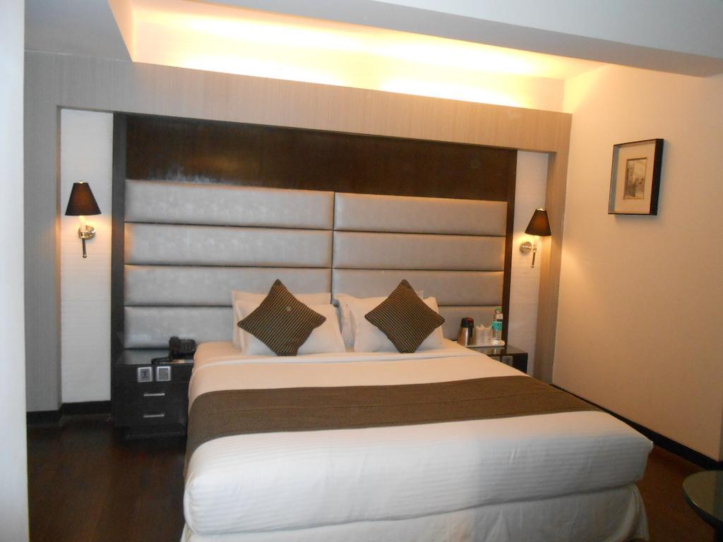 เซาเทิร์น พลาซา Hotel โกลกาตา ภายนอก รูปภาพ