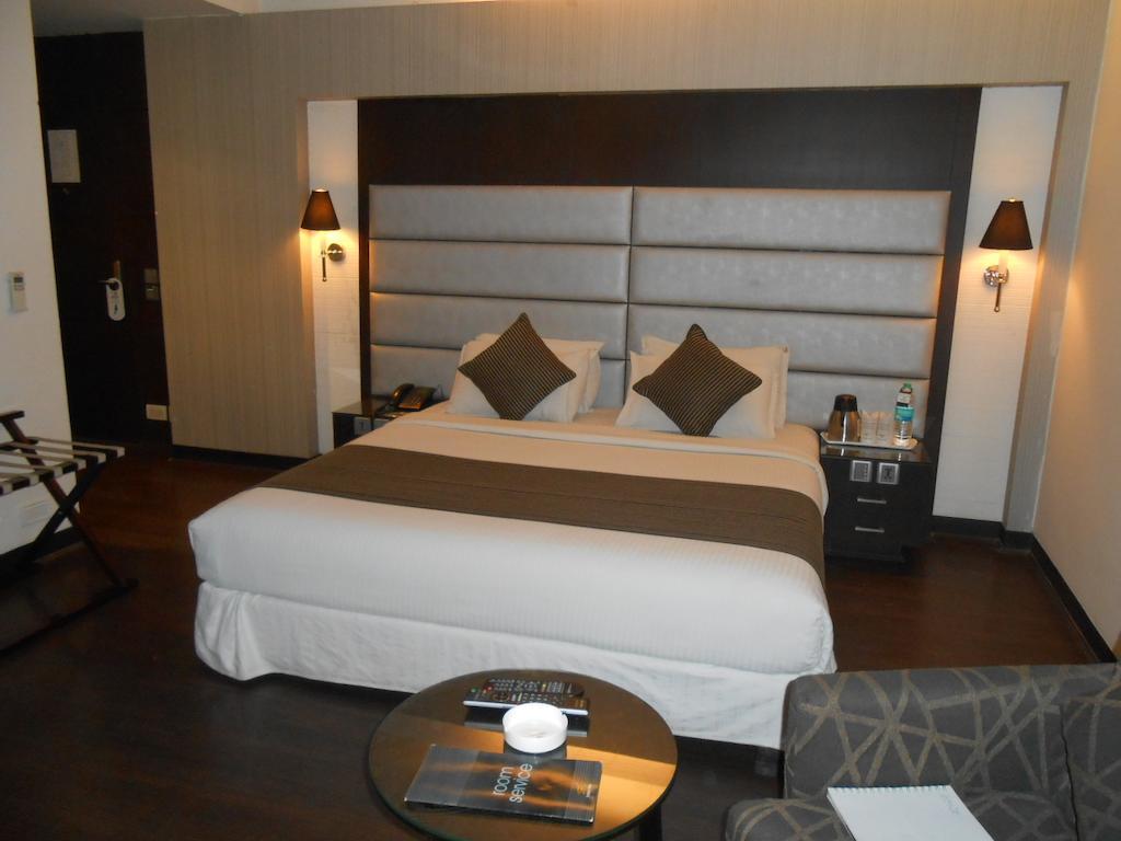 เซาเทิร์น พลาซา Hotel โกลกาตา ภายนอก รูปภาพ