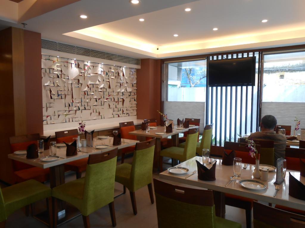 เซาเทิร์น พลาซา Hotel โกลกาตา ภายนอก รูปภาพ