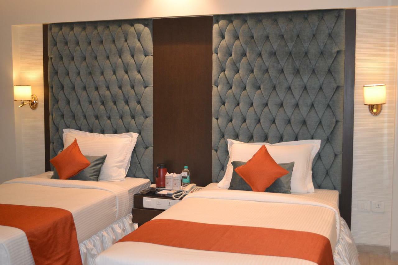 เซาเทิร์น พลาซา Hotel โกลกาตา ภายนอก รูปภาพ
