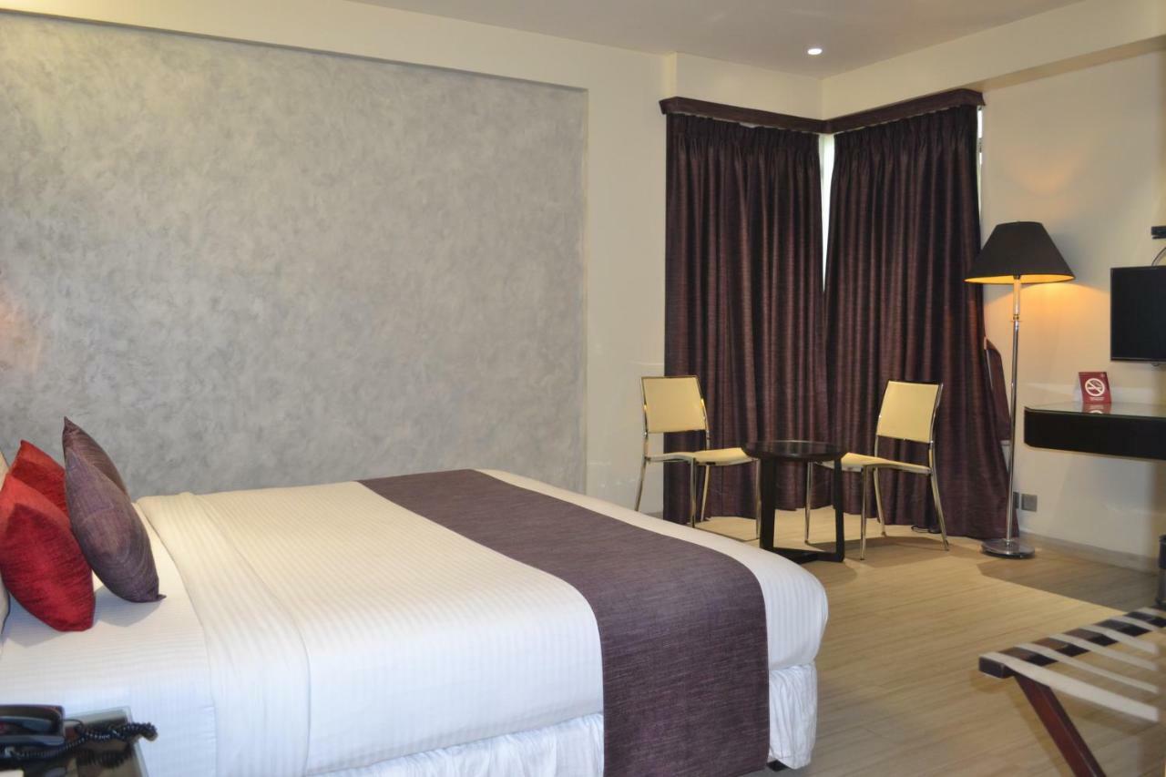 เซาเทิร์น พลาซา Hotel โกลกาตา ภายนอก รูปภาพ