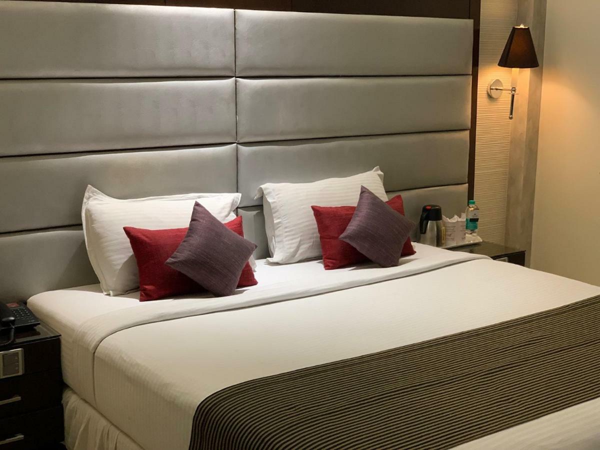 เซาเทิร์น พลาซา Hotel โกลกาตา ภายนอก รูปภาพ