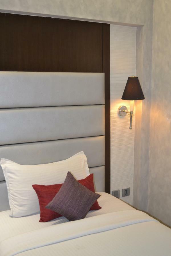 เซาเทิร์น พลาซา Hotel โกลกาตา ภายนอก รูปภาพ