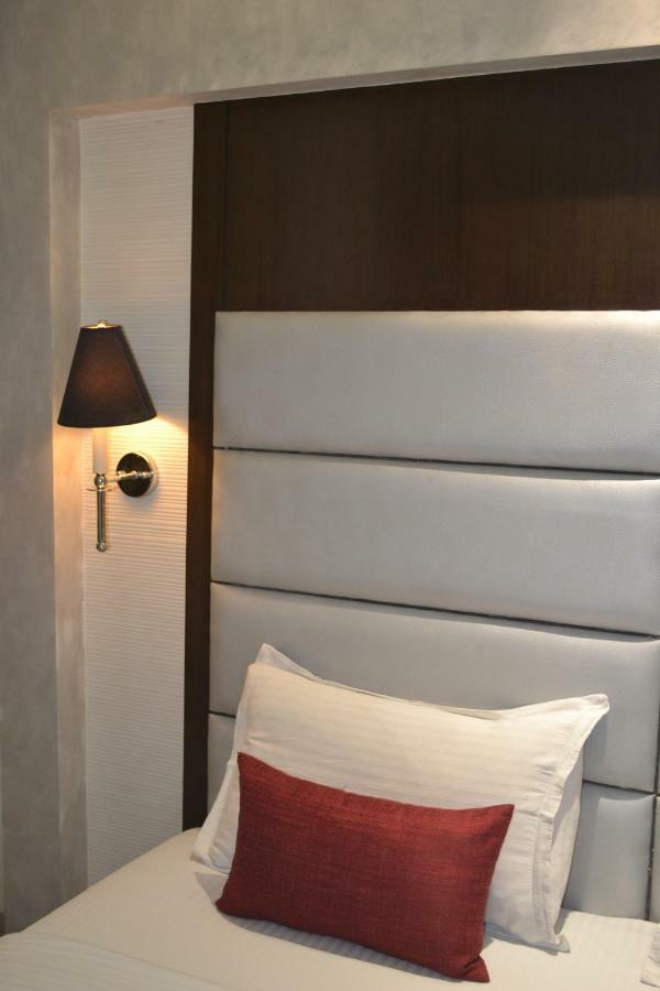 เซาเทิร์น พลาซา Hotel โกลกาตา ภายนอก รูปภาพ