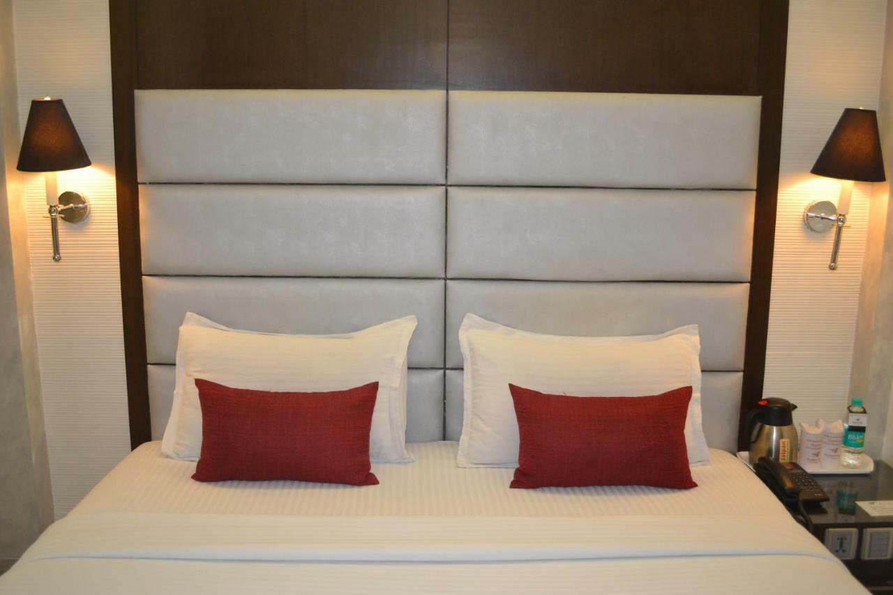 เซาเทิร์น พลาซา Hotel โกลกาตา ภายนอก รูปภาพ
