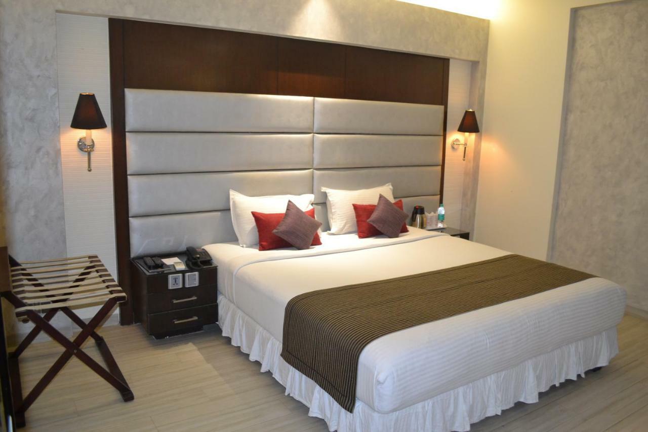 เซาเทิร์น พลาซา Hotel โกลกาตา ภายนอก รูปภาพ