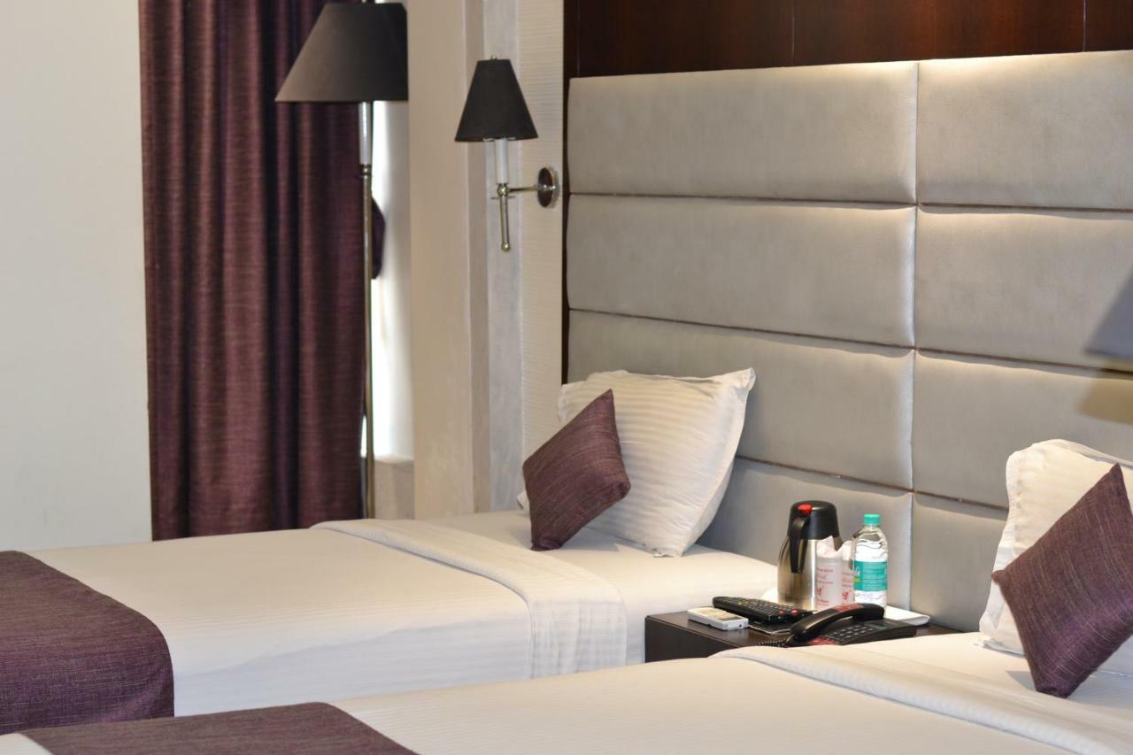 เซาเทิร์น พลาซา Hotel โกลกาตา ภายนอก รูปภาพ