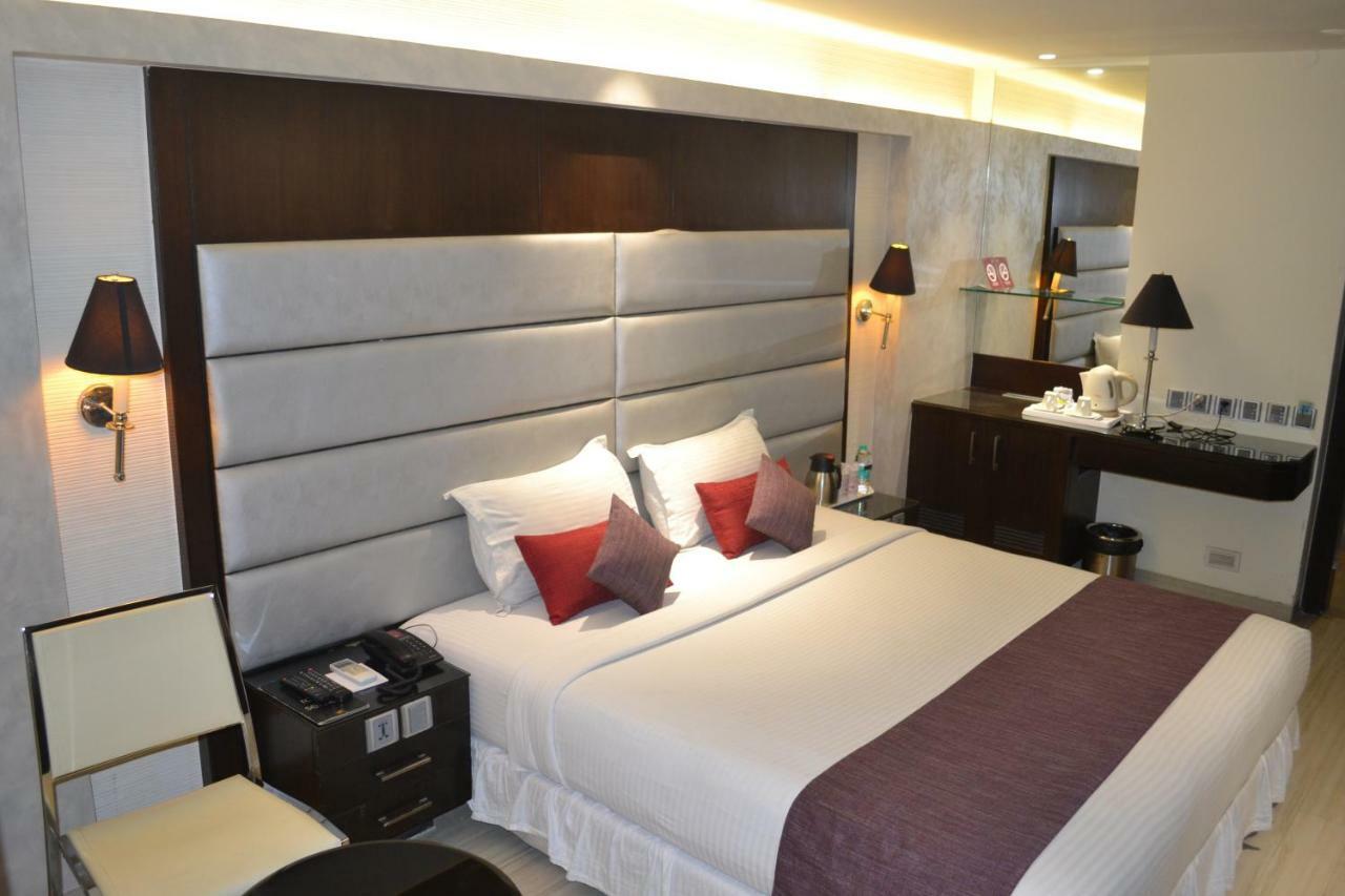 เซาเทิร์น พลาซา Hotel โกลกาตา ภายนอก รูปภาพ